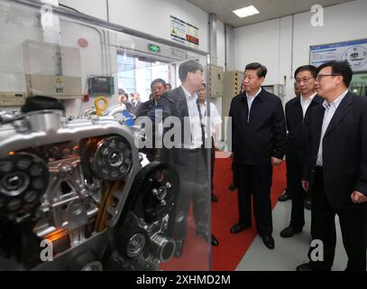 Pékin, Chine. 24 mai 2014. XI Jinping apprend le développement de nouveaux véhicules à énergie lors d'une inspection de SAIC Motor à Shanghai, dans l'est de la Chine, le 24 mai 2014. POUR ALLER AVEC 'profil : XI Jinping the Reformer' crédit : LAN Hongguang/Xinhua/Alamy Live News Banque D'Images