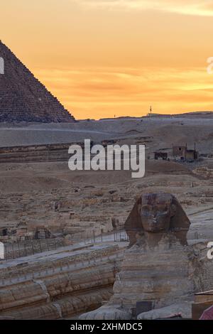Le Sphinx sous un ciel ardent au coucher du soleil, Gizeh, Egypte Banque D'Images