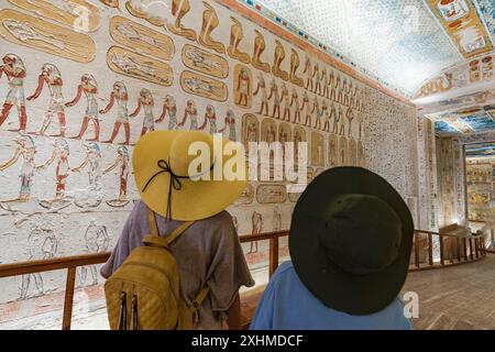 Garçon mignon avec mère visitant Ramsès III Tomb, Louxor Banque D'Images