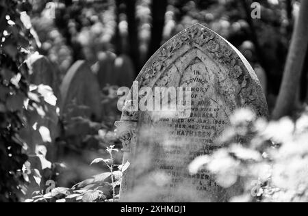 Image noir et blanc d'une vieille pierre tombale dans le cimetière de Highgate, Londres, Royaume-Uni Banque D'Images