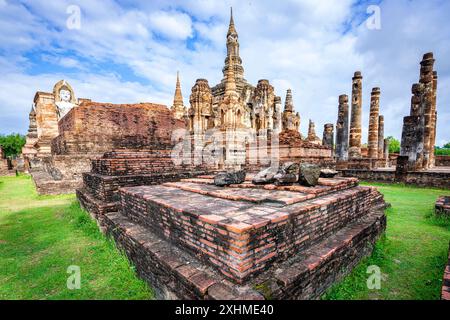 Temple bouddhiste et pagode construits à partir de briques, Wat Mahathat, Thaïlande Banque D'Images