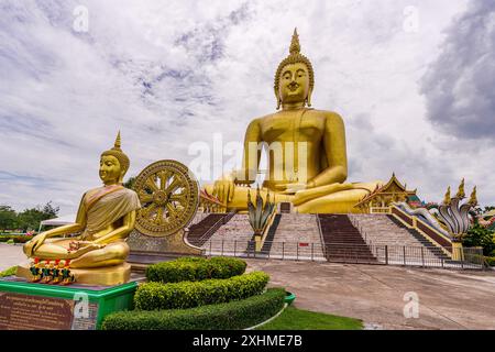 La statue dorée du Grand Bouddha au temple Wat Muang, Thaïlande Banque D'Images