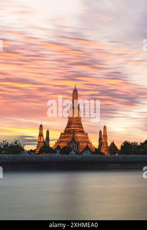 Stupa doré du temple bouddhiste Wat Arun au coucher du soleil, Bangkok Banque D'Images