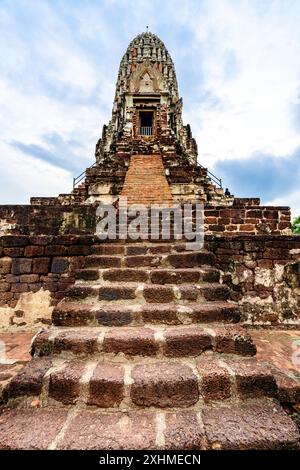 Étapes vers le prang principal du temple bouddhiste Wat Ratchaburana, Thaïlande Banque D'Images