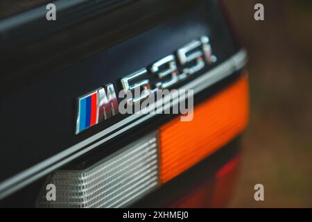 Orejo, Espagne - 2 juin 2024 : BMW série 5 e28 M en couleur noire lors d'une exposition de voitures anciennes en plein air Banque D'Images