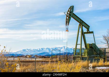 Pumpjack dans les Rocheuses du Colorado Banque D'Images