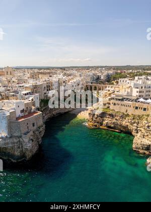 Meilleure vue aérienne de Polignano a Mare Beach, Pouilles, Italie Banque D'Images