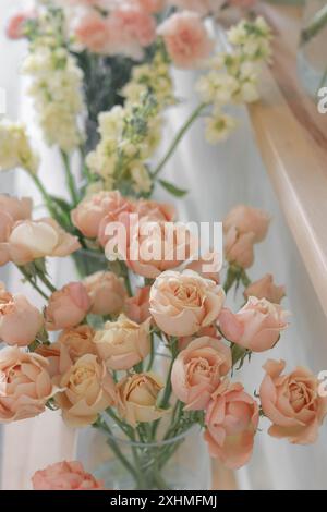 Sprays Yellow Stock et Peach Rose exposés dans Floral Shop Banque D'Images