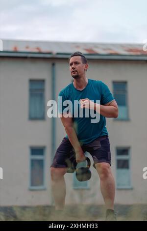 Entraînement en force avec kettlebell en extérieur Banque D'Images