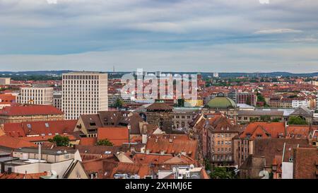 Nürnberg von oben Blick über die Dächer Nürnbergs in Richtung Hauptbahnhof : neben dem Frauentorturm, einem der Stadtmauertürme, der Neubau des Motel One Hotels mit Rooftop-Bar und links im Bild das Grand Hotel Nürnberg. Dahinter erstreckt sich die Nürnberger Südstadt. Nürnberg Bayern Deutschland *** Nuremberg vue de dessus sur les toits de Nuremberg vers la gare principale à côté de la Frauentorturm, l'une des tours de muraille de la ville, le nouveau Motel One Hotel avec bar sur le toit et le Grand Hotel Nuremberg sur la gauche derrière il est la partie sud de Nuremberg Nuremberg Bavière Allemagne 202 Banque D'Images