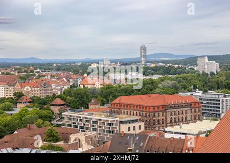 Nürnberg von oben Blick über die Dächer Nürnbergs : Im Hintergrund der markante Business Tower Nürnberg, im Vordergrund der Neubau der Stadtbibliothek und das Gewerbemuseum Nürnberg. Nürnberg Bayern Deutschland *** Nuremberg vue de dessus sur les toits de Nuremberg en arrière-plan la tour d'affaires frappante Nuremberg, au premier plan le nouveau bâtiment de la bibliothèque municipale et le Gewerbemuseum Nuremberg Nuremberg Bavière Allemagne 20240705-6V2A3659-HDR Banque D'Images