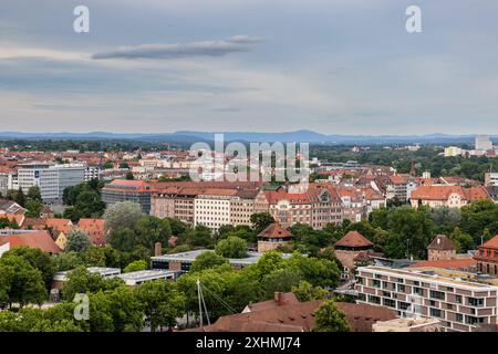 Nürnberg von oben Blick in Richtung Prinzregentenufer über die Insel Schütt mit der frisch renovierten Grundschule. Rechts im Bild ist der Neubau der Stadtbibliothek zu sehen. Nürnberg Bayern Deutschland *** Nuremberg vue d'en haut en direction de Prinzregentenufer sur l'île de Schütt avec l'école primaire récemment rénovée à droite de l'image, vous pouvez voir le nouveau bâtiment de la bibliothèque municipale Nuremberg Bavière Allemagne 20240705-6V2A3679-HDR Banque D'Images