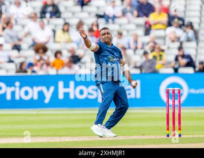 Capitaine Samit Patel bowling pour les Falcons dans un T20 Blast match entre Birmingham Bears et Derbyshire Falcons. Banque D'Images