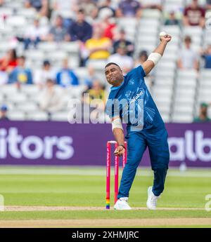 Capitaine Samit Patel bowling pour les Falcons dans un T20 Blast match entre Birmingham Bears et Derbyshire Falcons. Banque D'Images