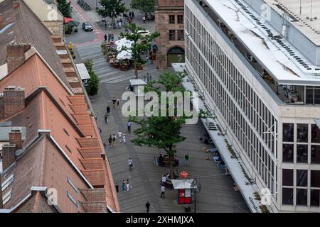 Nürnberg von oben Blick auf die Königstraße in Nürnberg vor dem leerstehenden Gebäude des ehemaligen Kaufhauses der Galeria Karstadt Kaufhof Gruppe. Nach der Pleite der SIGMA Holding musste diese filiale in der Fußgängerzone schließen. Nun versammeln sich Bettler und Obdachlose vor dem Gebäude. Nürnberg Bayern Deutschland *** Nuremberg vue de dessus de Königstrasse à Nuremberg devant le bâtiment vacant de l'ancien grand magasin Galeria Karstadt Kaufhof Group après la faillite de SIGMA Holding, cette succursale de la zone piétonne a dû fermer maintenant mendiants et sans-abri gath Banque D'Images