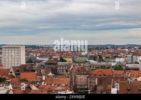 Nürnberg von oben Blick über die Dächer Nürnbergs in Richtung Hauptbahnhof : neben dem Frauentorturm, einem der Stadtmauertürme, der Neubau des Motel One Hotels mit Rooftop-Bar. Dahinter erstreckt sich die Nürnberger Südstadt. Nürnberg Bayern Deutschland *** Nuremberg vue d'en haut sur les toits de Nuremberg vers la gare principale à côté de la Frauentorturm, l'une des tours de muraille de la ville, le nouveau Motel One Hotel avec bar sur le toit est Nurembergs Südstadt quartier Nuremberg Bavière Allemagne 20240705-6V2A3783-HDR Banque D'Images