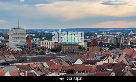 Nürnberg von oben Blick über die Dächer Nürnbergs in Richtung Plärrer : Im Bild sind der Weiße Turm mit seiner Uhr, dahinter die Elisabethkirche mit der türkisen Kuppel, links daneben die Kirche compris Jakob und das dahinterliegende Hochhaus der N-ERGIE am Plärrer zu erkennen. Nürnberg Bayern Deutschland *** Nuremberg vue d'en haut sur les toits de Nuremberg en direction de Plärrer sur la photo, vous pouvez voir la Tour Blanche avec son horloge, derrière elle l'église Elisabeth avec le dôme turquoise, a gauche de celui-ci se trouve l'église St Jakob et le bâtiment de grande hauteur N ERGIE sur Plärrer derrière Nuremberg Bavar Banque D'Images