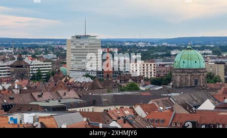 Nürnberg von oben Blick über die Dächer Nürnbergs in Richtung Plärrer : Im Bild die Elisabethkirche mit der türkisen Kuppel, links daneben die Kirche formés Jakob und das dahinterliegende Hochhaus der N-ERGIE am Plärrer zu erkennen. Nürnberg Bayern Deutschland *** Nuremberg vue de dessus sur les toits de Nuremberg en direction de Plärrer sur la photo, vous pouvez voir l'église Elisabeth avec le dôme turquoise, a gauche de celui-ci se trouve l'église Saint Jakob et le bâtiment de grande hauteur N ERGIE sur Plärrer derrière Nuremberg Bavière Allemagne 20240705-IMG 9236 Banque D'Images