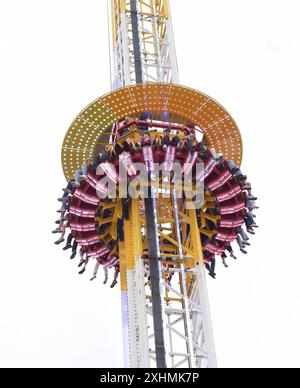 Die Größte Kirmes am Rhein am Abend den 14.07.2024 auf der Festwiese in Oberkassel Düsseldorf. Düsseldorf Deutschland *** la plus grande foire funiculaire sur le Rhin le soir du 14 07 2024 sur le parc des expositions d'Oberkassel Düsseldorf Düsseldorf Allemagne Banque D'Images