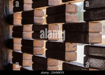 Ancienne clôture faite de briques en bois avec des trous, photo rapprochée avec mise au point sélective Banque D'Images