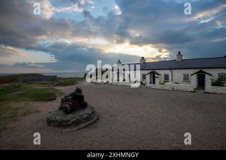 Les cottages des pilotes au crépuscule sur l'île de Llanddwyn, Anglesey, au nord du pays de Galles. Banque D'Images