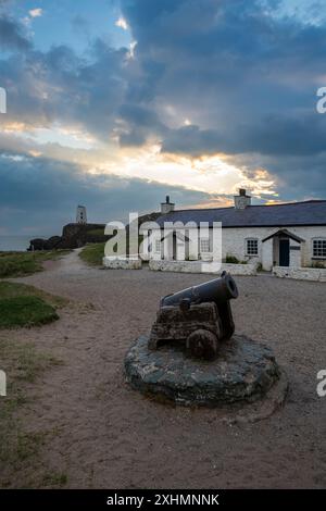 Les cottages des pilotes au crépuscule sur l'île de Llanddwyn, Anglesey, au nord du pays de Galles. Banque D'Images