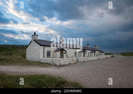 Les cottages des pilotes au crépuscule sur l'île de Llanddwyn, Anglesey, au nord du pays de Galles. Banque D'Images