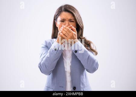 Portrait d'une femme d'affaires anxieuse et épuisée qui ne peut plus le supporter. Banque D'Images