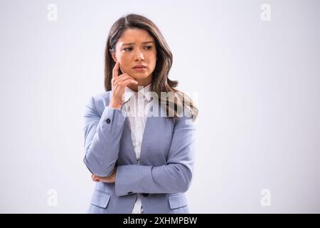 Portrait d'une femme d'affaires pensive et épuisée qui regarde loin et pense. Banque D'Images