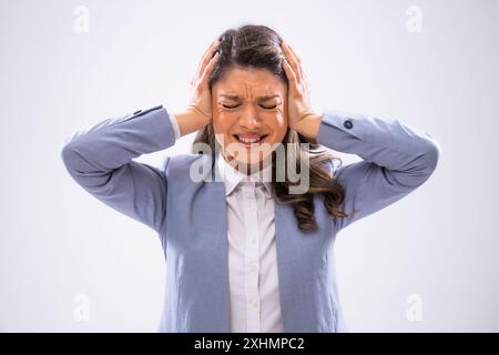 Portrait d'une femme d'affaires anxieuse et épuisée qui ne peut plus le supporter. Banque D'Images