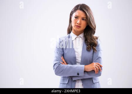 Portrait d'une femme d'affaires pensive et épuisée qui regarde loin et pense. Banque D'Images