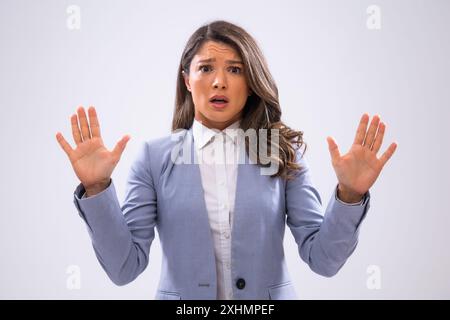 Portrait d'une femme d'affaires frustrée qui regarde la caméra dans l'incrédulité. Banque D'Images