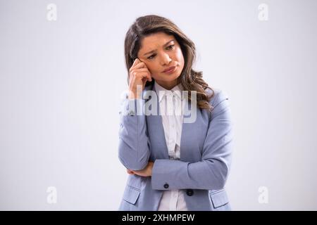 Portrait d'une femme d'affaires pensive et épuisée qui regarde loin et pense. Banque D'Images