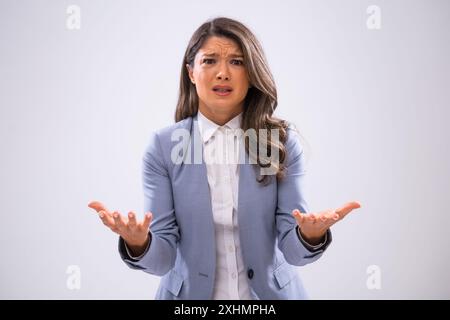 Portrait d'une femme d'affaires frustrée qui regarde la caméra dans l'incrédulité. Banque D'Images