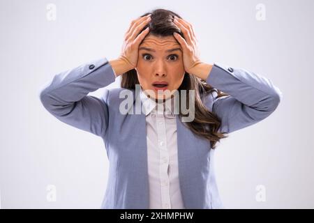 Portrait d'une femme d'affaires frustrée qui regarde la caméra dans l'incrédulité. Banque D'Images