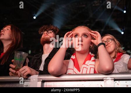 Manchester, Royaume-Uni. 14 juillet 2024. Un fan de l'Angleterre réagit alors que l'Angleterre perd dans la finale de l'UEFA EURO 2024 entre l'Angleterre et l'Espagne à AO Arena, les fans de l'Angleterre affrontent la défaite lorsque l'Angleterre perd 1:2 contre l'Espagne. (Photo par Ashley Chan/SOPA images/SIPA USA) crédit : SIPA USA/Alamy Live News Banque D'Images