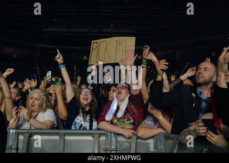 Birmingham, Royaume-Uni. 09 juin 2024. Les fans de 'Thirty seconds to mars' acclament lors d'un concert dans le cadre de la tournée mondiale à Birmingham. Dans le cadre de la tournée mondiale Thirty seconds to mars', un groupe de rock américain de Los Angeles, Californie joue à l'Utilita Arena Birmingham UK le 9 juin 2024. Le groupe est composé des frères Jared Leto et Shannon Leto. Crédit : SOPA images Limited/Alamy Live News Banque D'Images