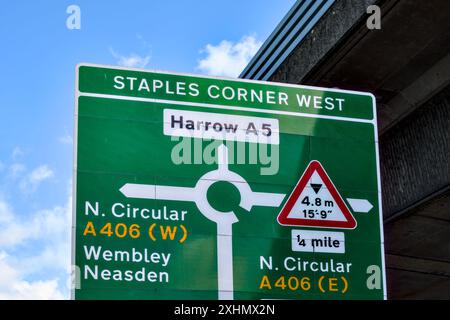 Staples Corner Road Junction, arrondissement de Barnet, Londres, Angleterre, Royaume-Uni Banque D'Images