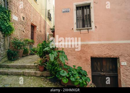 la belle ruelle de la vieille ville de castelsardo - sardaigne - italie - 2 mai 2024. Photo de haute qualité Banque D'Images