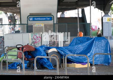 Berlin, Allemagne. 15 juillet 2024. Des tentes et des bâches pour un camp de sans-abri se dressent sous les voies de métro de Kottbusser Tor. Lors de la conférence de presse "que se passe-t-il à Kotti?", des informations seront fournies sur les projets et les mesures en cours par la direction du quartier et les acteurs privés de Kottbusser Tor. Crédit : Sebastian Christoph Gollnow/dpa/Alamy Live News Banque D'Images