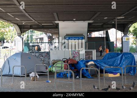 Berlin, Allemagne. 15 juillet 2024. Des tentes et des bâches pour un camp de sans-abri se dressent sous les voies de métro de Kottbusser Tor. À la « que se passe-t-il à Kotti ? » Conférence de presse, des informations seront fournies sur les projets en cours et les mesures prises par la direction du quartier et les acteurs privés de Kottbusser Tor. Crédit : Sebastian Christoph Gollnow/dpa/Alamy Live News Banque D'Images