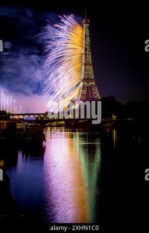 Paris, France. 15 juillet 2024. Gerard Cambon/le Pictorium - feux d'artifice du 14 juillet à la Tour Eiffel. - 15/07/2024 - France/Ile-de-France (région)/Paris - feux d'artifice à partir du 14 juillet à la Tour Eiffel. Crédit : LE PICTORIUM/Alamy Live News Banque D'Images