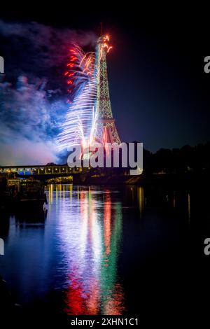 Paris, France. 15 juillet 2024. Gerard Cambon/le Pictorium - feux d'artifice du 14 juillet à la Tour Eiffel. - 15/07/2024 - France/Ile-de-France (région)/Paris - feux d'artifice à partir du 14 juillet à la Tour Eiffel. Crédit : LE PICTORIUM/Alamy Live News Banque D'Images