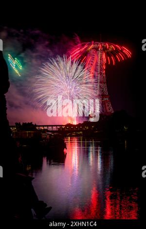 Paris, France. 15 juillet 2024. Gerard Cambon/le Pictorium - feux d'artifice du 14 juillet à la Tour Eiffel. - 15/07/2024 - France/Ile-de-France (région)/Paris - feux d'artifice à partir du 14 juillet à la Tour Eiffel. Crédit : LE PICTORIUM/Alamy Live News Banque D'Images