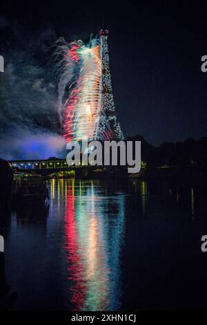 Paris, France. 15 juillet 2024. Gerard Cambon/le Pictorium - feux d'artifice du 14 juillet à la Tour Eiffel. - 15/07/2024 - France/Ile-de-France (région)/Paris - feux d'artifice à partir du 14 juillet à la Tour Eiffel. Crédit : LE PICTORIUM/Alamy Live News Banque D'Images