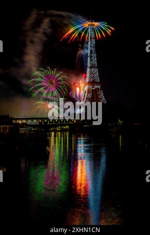 Paris, France. 15 juillet 2024. Gerard Cambon/le Pictorium - feux d'artifice du 14 juillet à la Tour Eiffel. - 15/07/2024 - France/Ile-de-France (région)/Paris - feux d'artifice à partir du 14 juillet à la Tour Eiffel. Crédit : LE PICTORIUM/Alamy Live News Banque D'Images