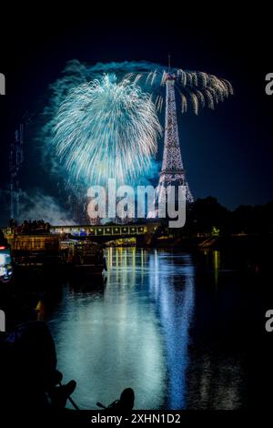 Paris, France. 15 juillet 2024. Gerard Cambon/le Pictorium - feux d'artifice du 14 juillet à la Tour Eiffel. - 15/07/2024 - France/Ile-de-France (région)/Paris - feux d'artifice à partir du 14 juillet à la Tour Eiffel. Crédit : LE PICTORIUM/Alamy Live News Banque D'Images