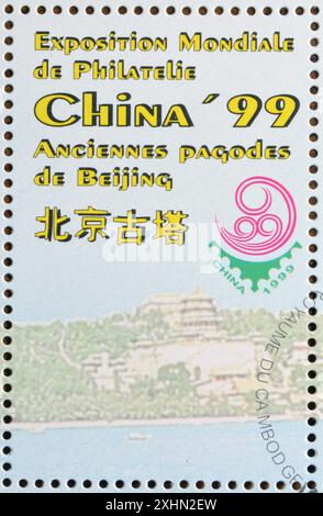 Timbre-poste oblitéré, imprimé par le Cambodge qui promeut l'exposition des timbres en Chine 1999, vers 1999. Banque D'Images