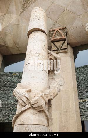 Sagrada Familia, statue pilier, flagellation du Christ devant les portes en bronze de l'Évangile sur la façade de la passion, Barcelone, Catalogne, Espagne Banque D'Images