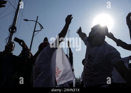 Srinagar, Jammu-et-Cachemire, Inde. 15 juillet 2024. Les musulmans chiites du Cachemire se battent la poitrine et portent des enveloppes en solidarité avec les Palestiniens lors d'une procession le 8ème jour de Mouharram, le premier mois du calendrier islamique, à Srinagar. (Crédit image : © Adil Abass/ZUMA Press Wire) USAGE ÉDITORIAL SEULEMENT! Non destiné à UN USAGE commercial ! Banque D'Images